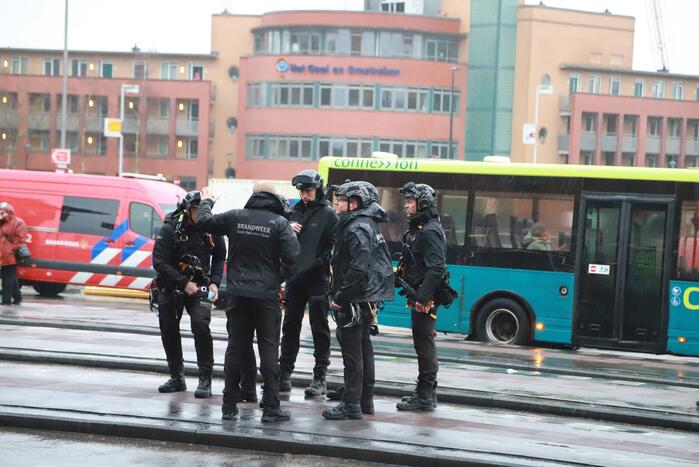 Platen van hoog gebouw staan op omvallen