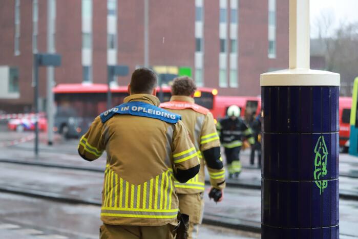 Platen van hoog gebouw staan op omvallen