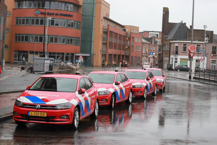 Platen van hoog gebouw staan op omvallen