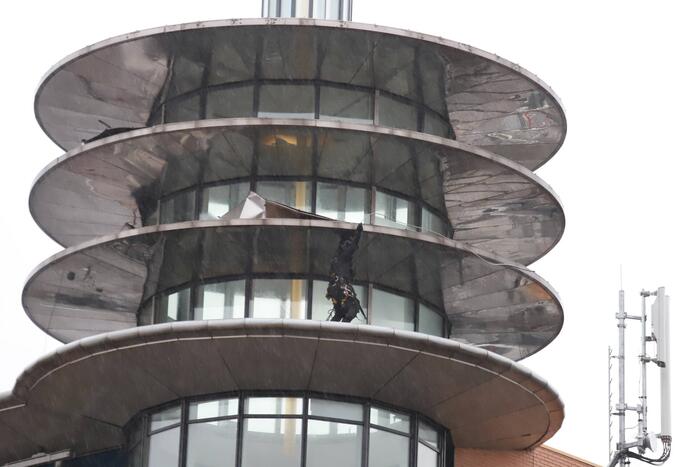 Platen van hoog gebouw staan op omvallen