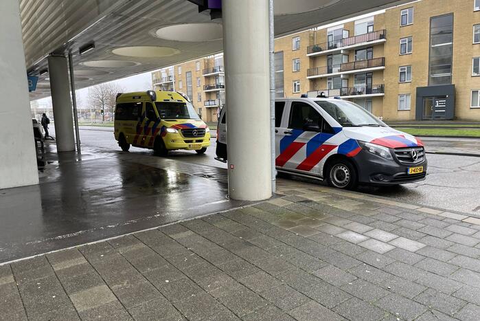 Persoon neergestoken op station