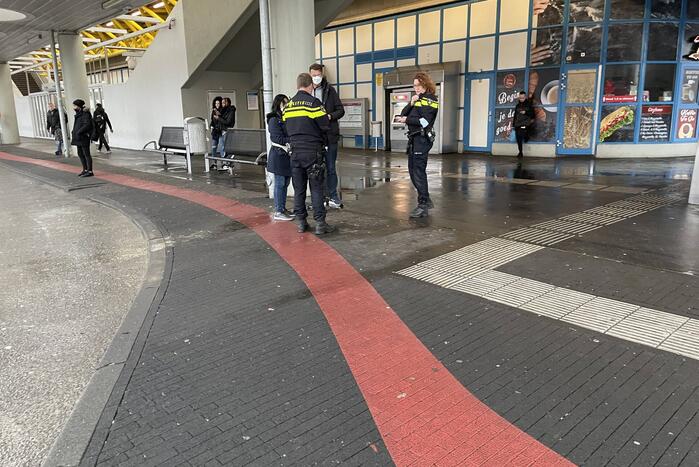 Persoon neergestoken op station