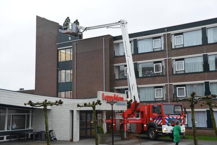 Dakleer waait los van liftschacht