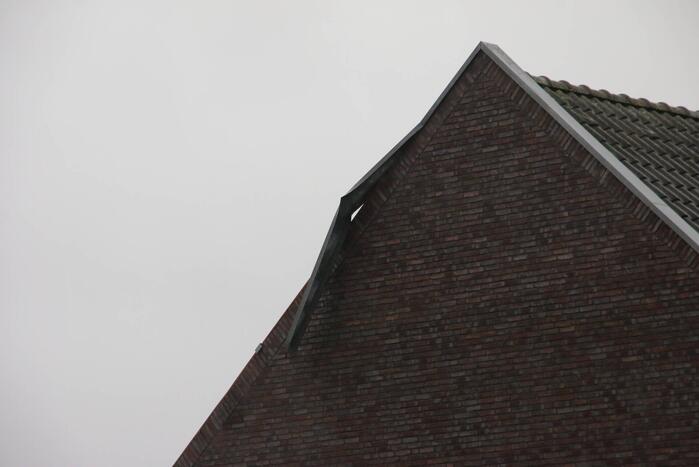 Dakbedekking van woning waait los