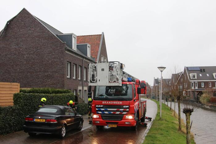 Dakbedekking van woning waait los