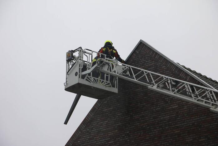 Dakbedekking van woning waait los