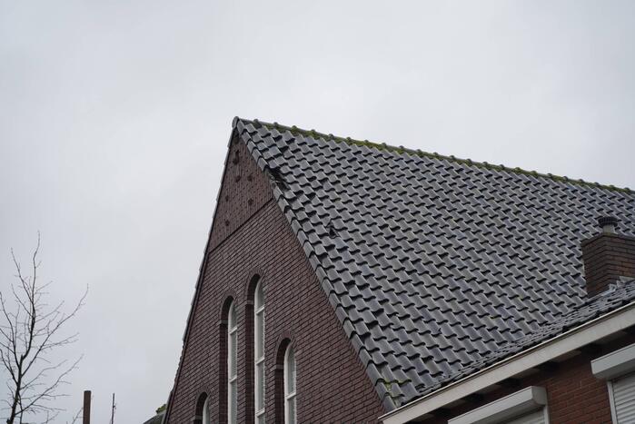 Brandweer ingezet voor stormschade aan kerk