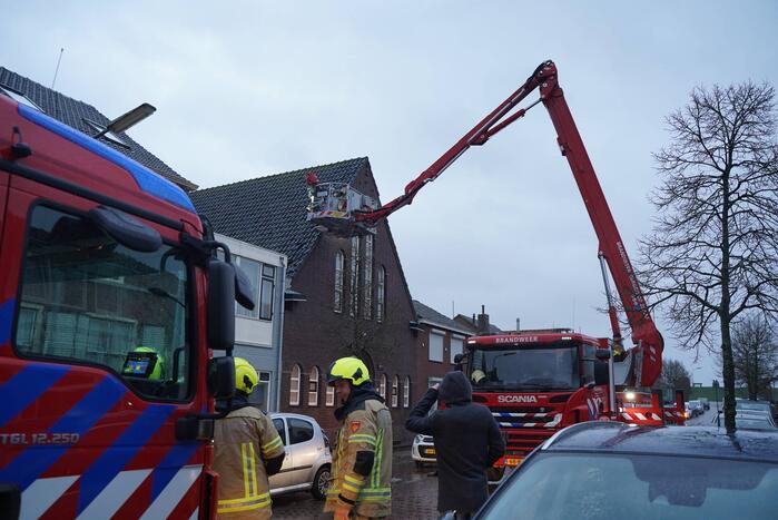Brandweer ingezet voor stormschade aan kerk