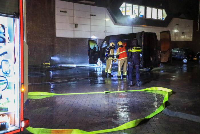 Bestelbus in brand tegen gevel Jumbo