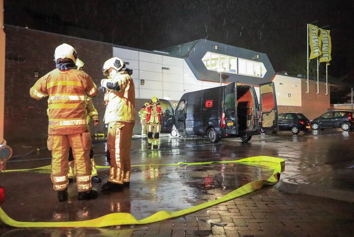 Bestelbus in brand tegen gevel Jumbo