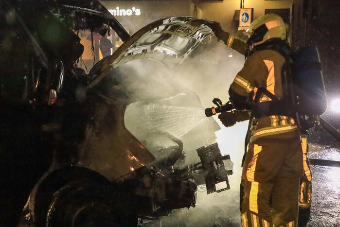 Bestelbus in brand tegen gevel Jumbo