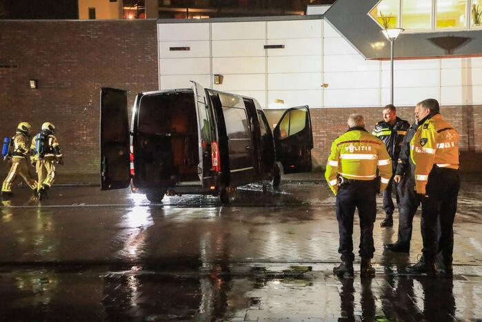 Bestelbus in brand tegen gevel Jumbo