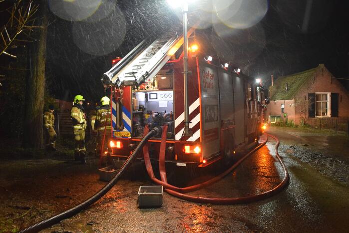 Brandweer voorkomt dat schuur met schapen onder water loopt