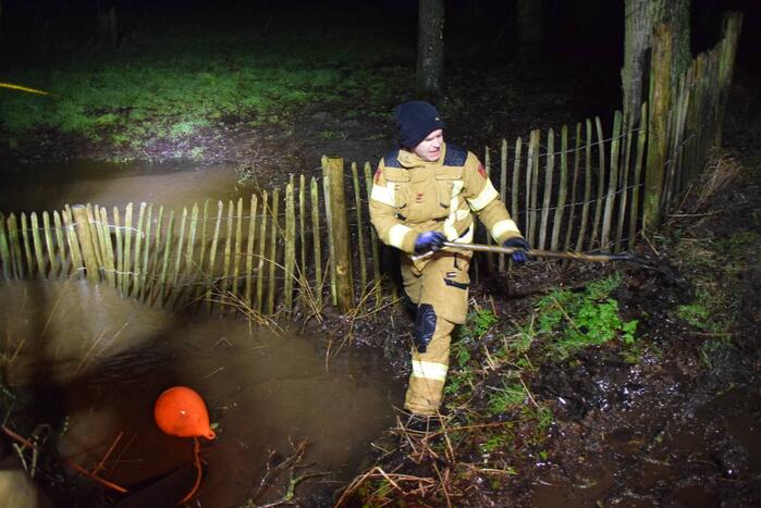 Brandweer voorkomt dat schuur met schapen onder water loopt