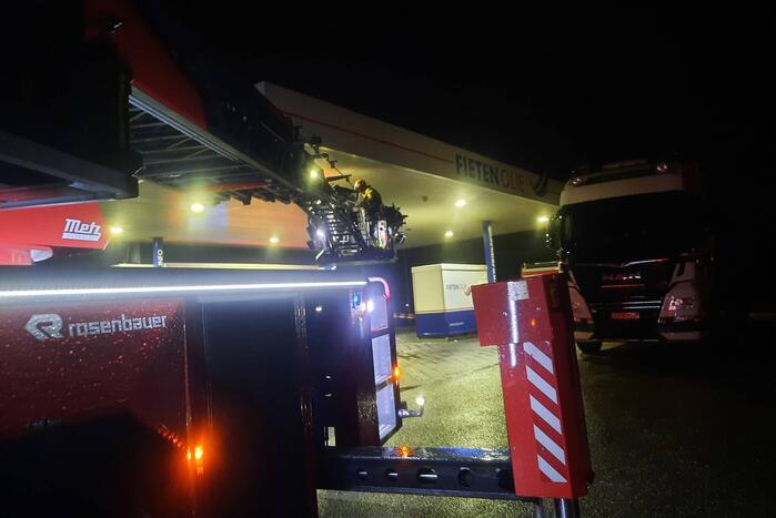Platen tankstation waaien los door storm Franklin
