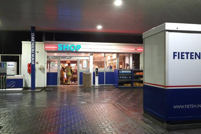 Platen tankstation waaien los door storm Franklin