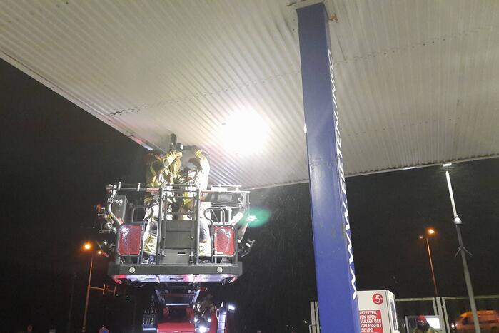 Platen tankstation waaien los door storm Franklin