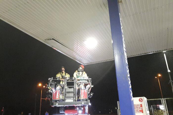 Platen tankstation waaien los door storm Franklin