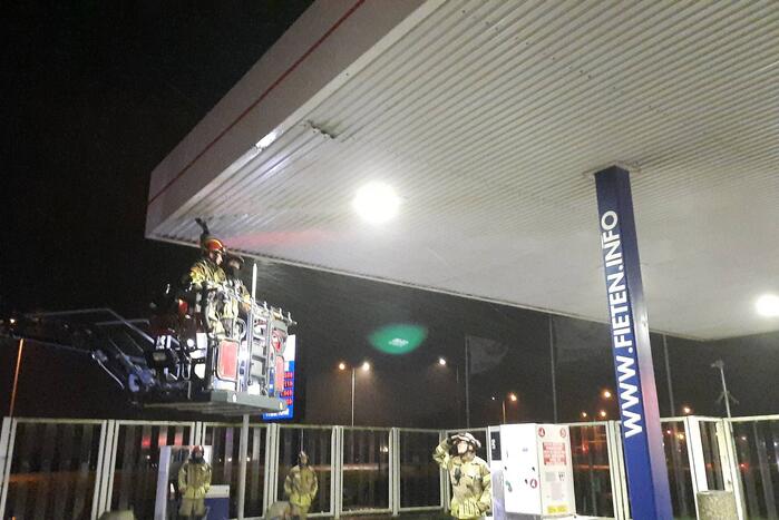 Platen tankstation waaien los door storm Franklin