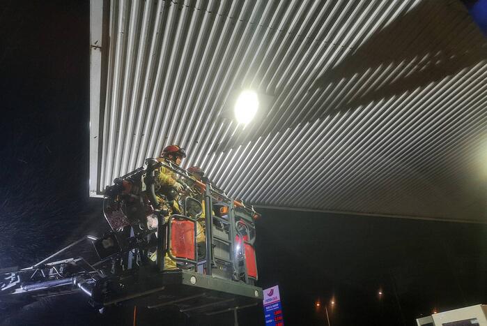 Platen tankstation waaien los door storm Franklin