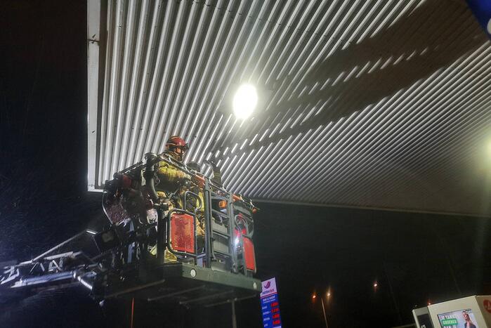 Platen tankstation waaien los door storm Franklin