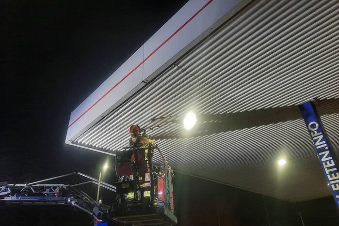 Platen tankstation waaien los door storm Franklin