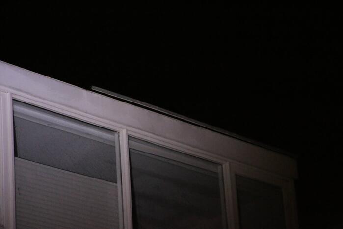 Dakbedekking van dakkapel waait los