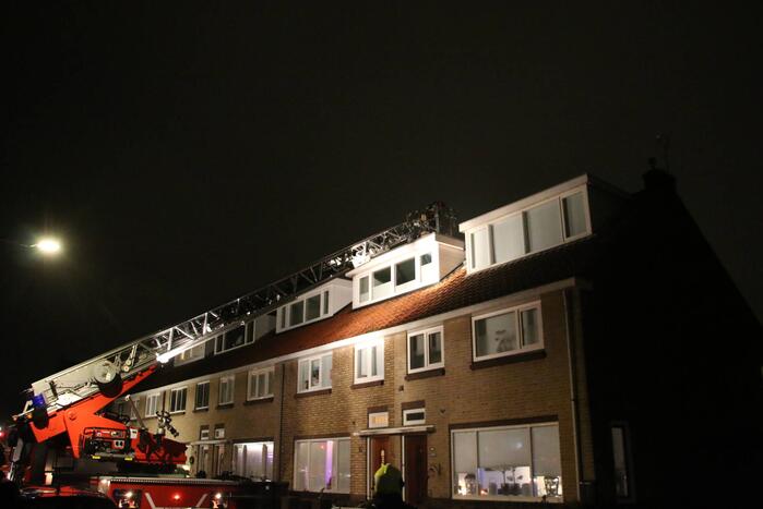 Dakbedekking van dakkapel waait los