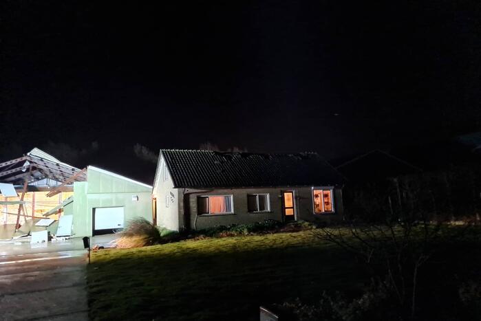 Deel van schuur weggewaaid door windhoos