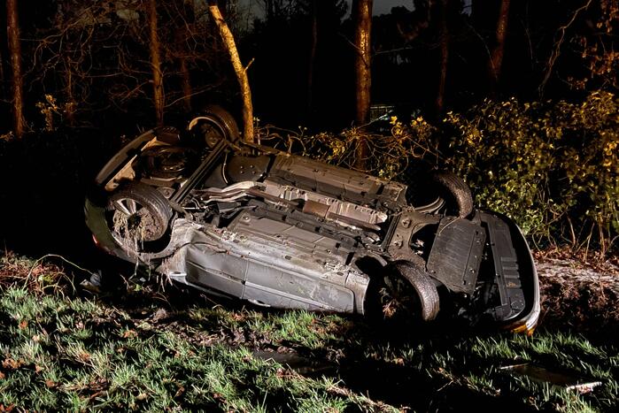 Auto over de kop tijdens hagelbui
