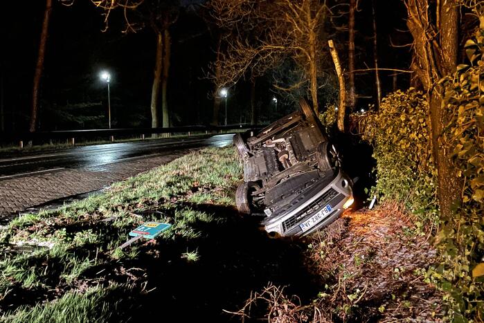 Auto over de kop tijdens hagelbui