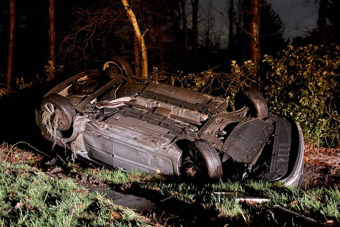 Auto over de kop tijdens hagelbui