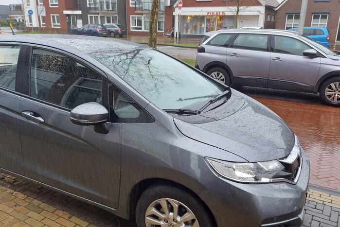 Automobilist rijdt fietser aan op rotonde