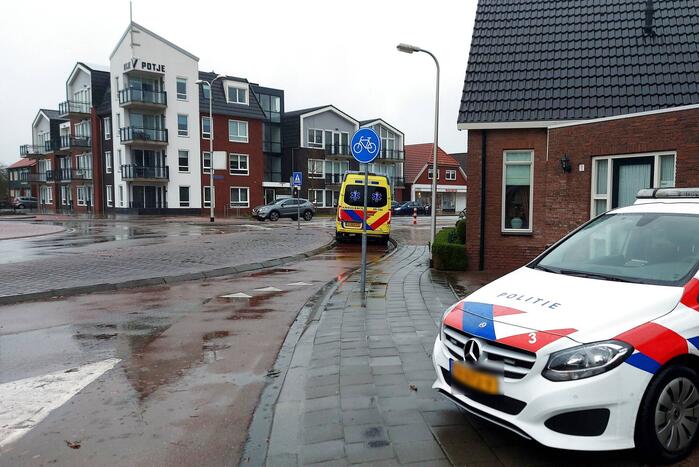 Automobilist rijdt fietser aan op rotonde