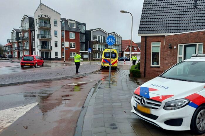 Automobilist rijdt fietser aan op rotonde