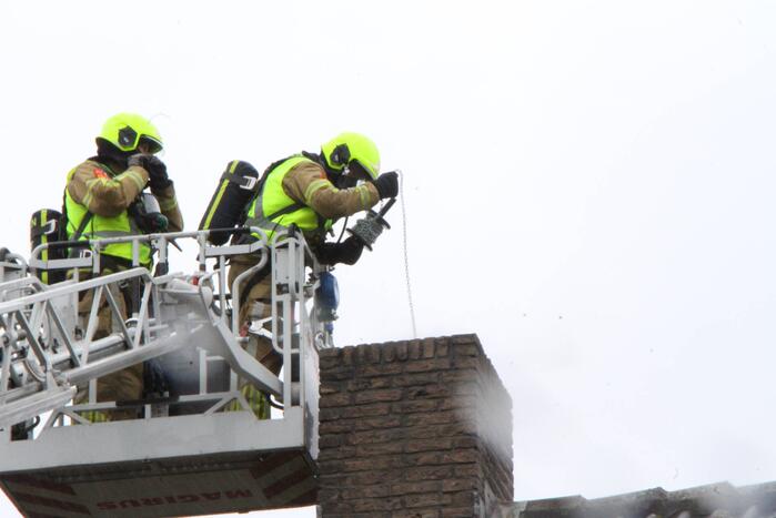 Brand in schoorsteen van woning