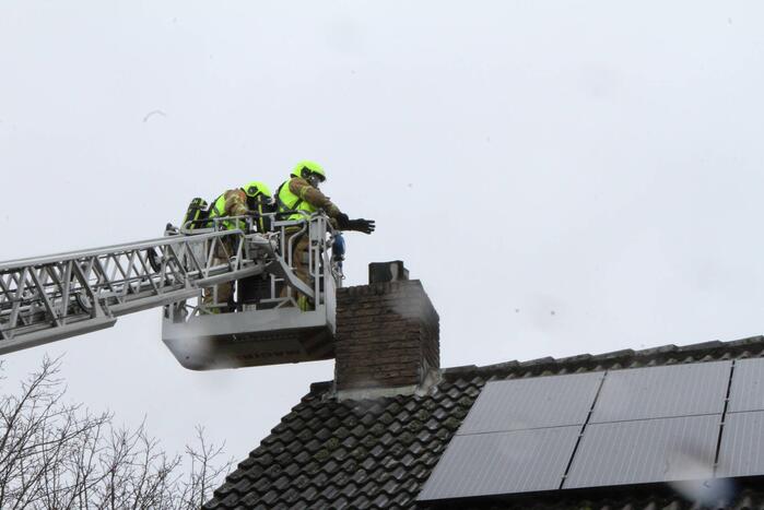 Brand in schoorsteen van woning
