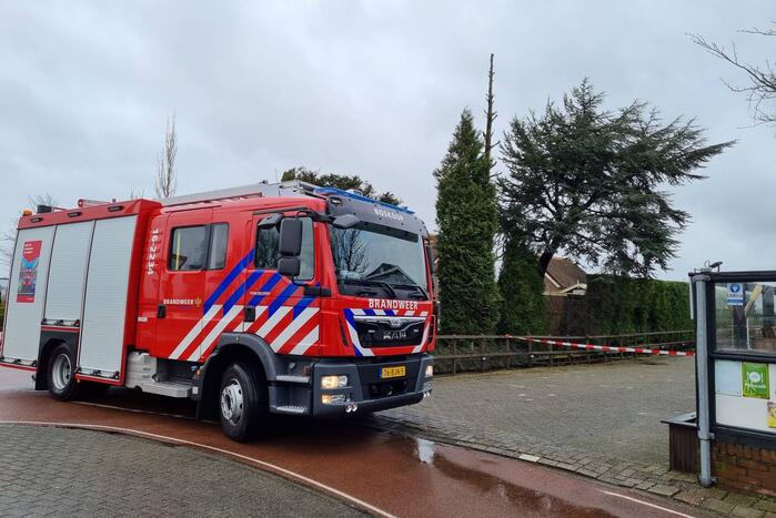 Gevaarlijk hangende boom neergehaald door brandweer