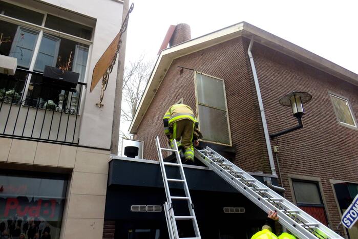 Schoorsteenplaat dreigt naar beneden te vallen