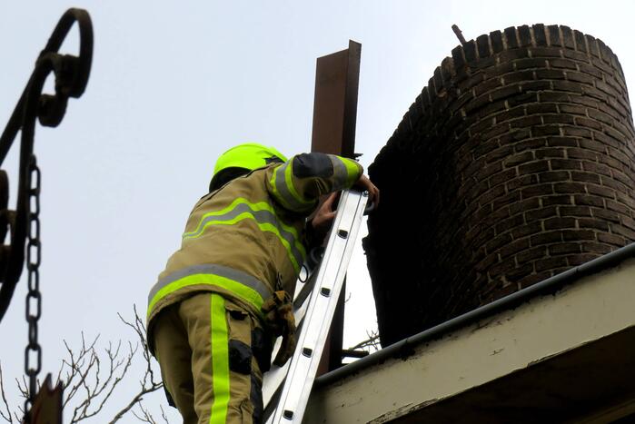 Schoorsteenplaat dreigt naar beneden te vallen