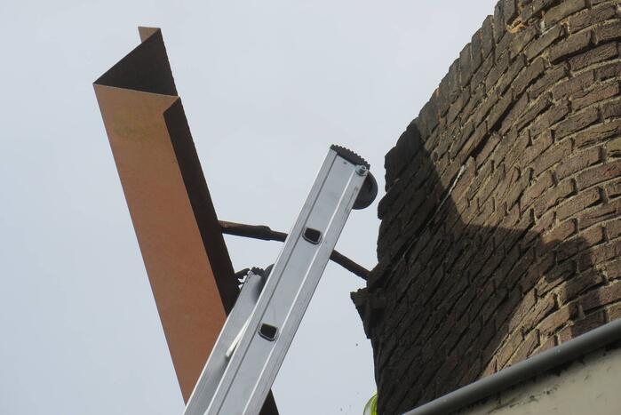 Schoorsteenplaat dreigt naar beneden te vallen