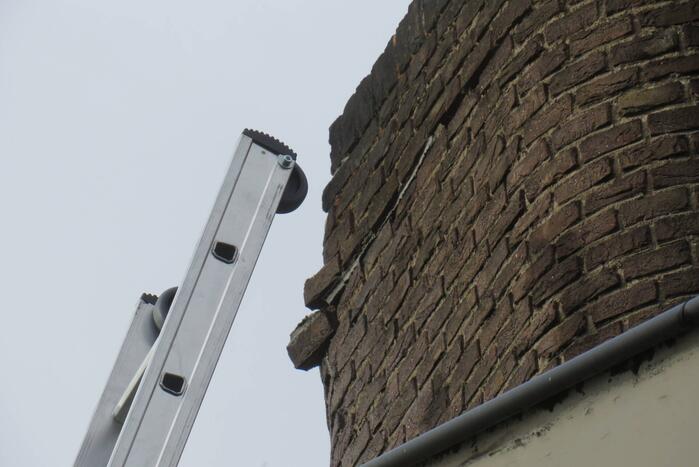 Schoorsteenplaat dreigt naar beneden te vallen