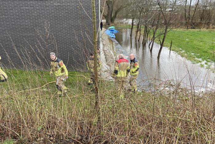 Overtollig water dreigt bedrijfspand binnen te stromen