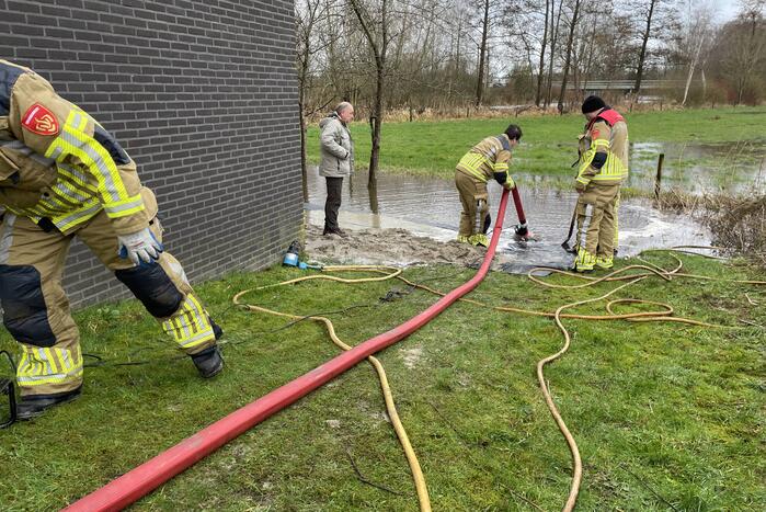 Overtollig water dreigt bedrijfspand binnen te stromen