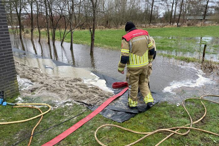 Overtollig water dreigt bedrijfspand binnen te stromen