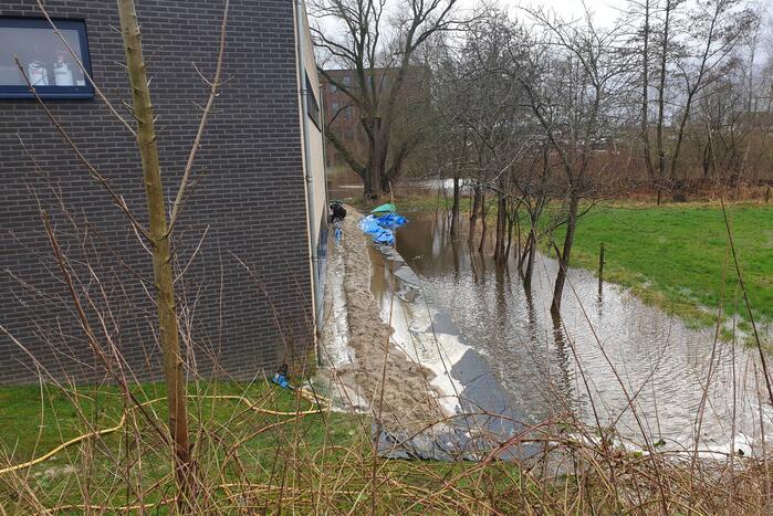 Overtollig water dreigt bedrijfspand binnen te stromen