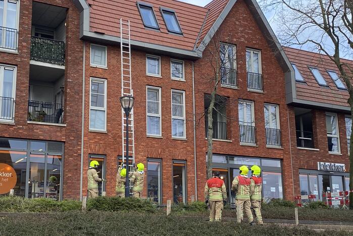 Voetpad afgesloten door losgeraakte dakpannen