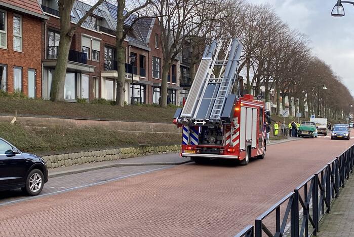 Voetpad afgesloten door losgeraakte dakpannen