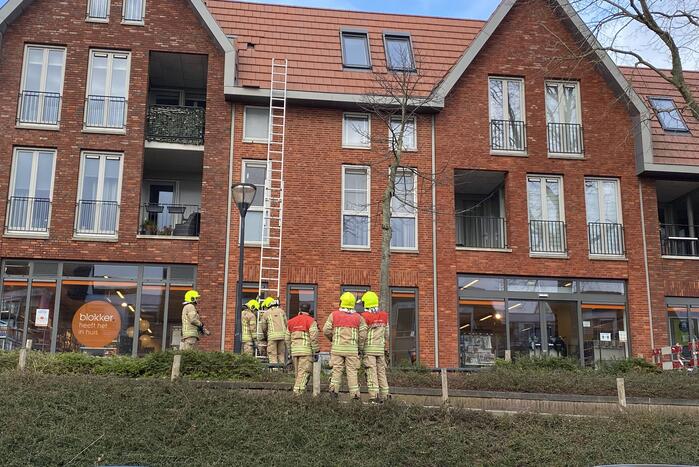 Voetpad afgesloten door losgeraakte dakpannen