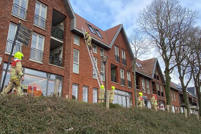 Voetpad afgesloten door losgeraakte dakpannen